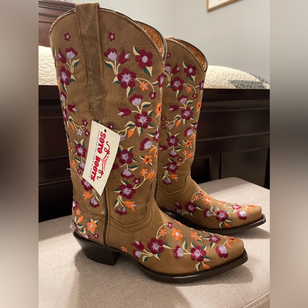 NWT Soto Floral Embroidered Women’s Cowgirl Boots